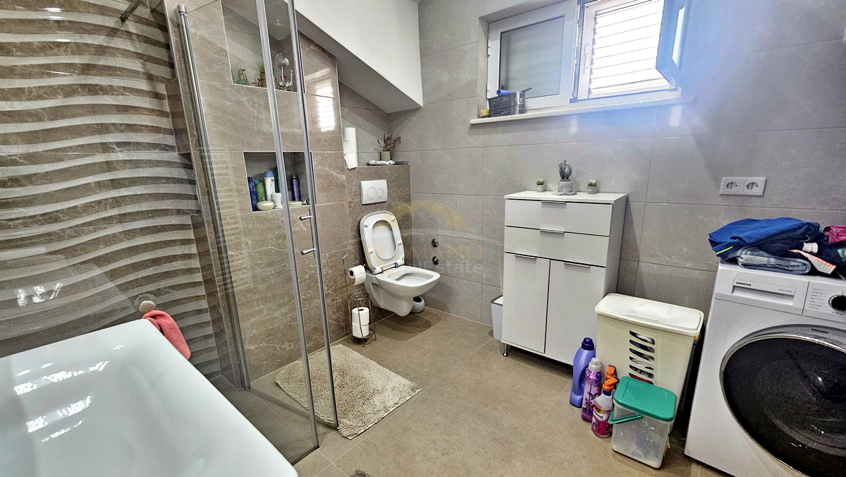 Casa con appartamenti a Okrug Gornji/Čiovo, seconda fila dal mare - 5 appartamenti